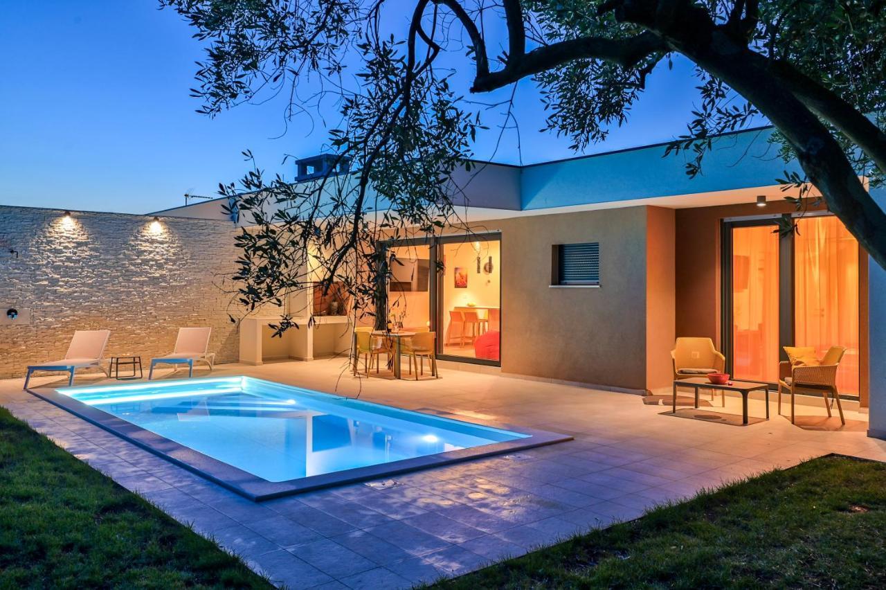 Villa Solis-Modern Villa For A Romantic Retreat, Heated Pool Ližnjan Kültér fotó