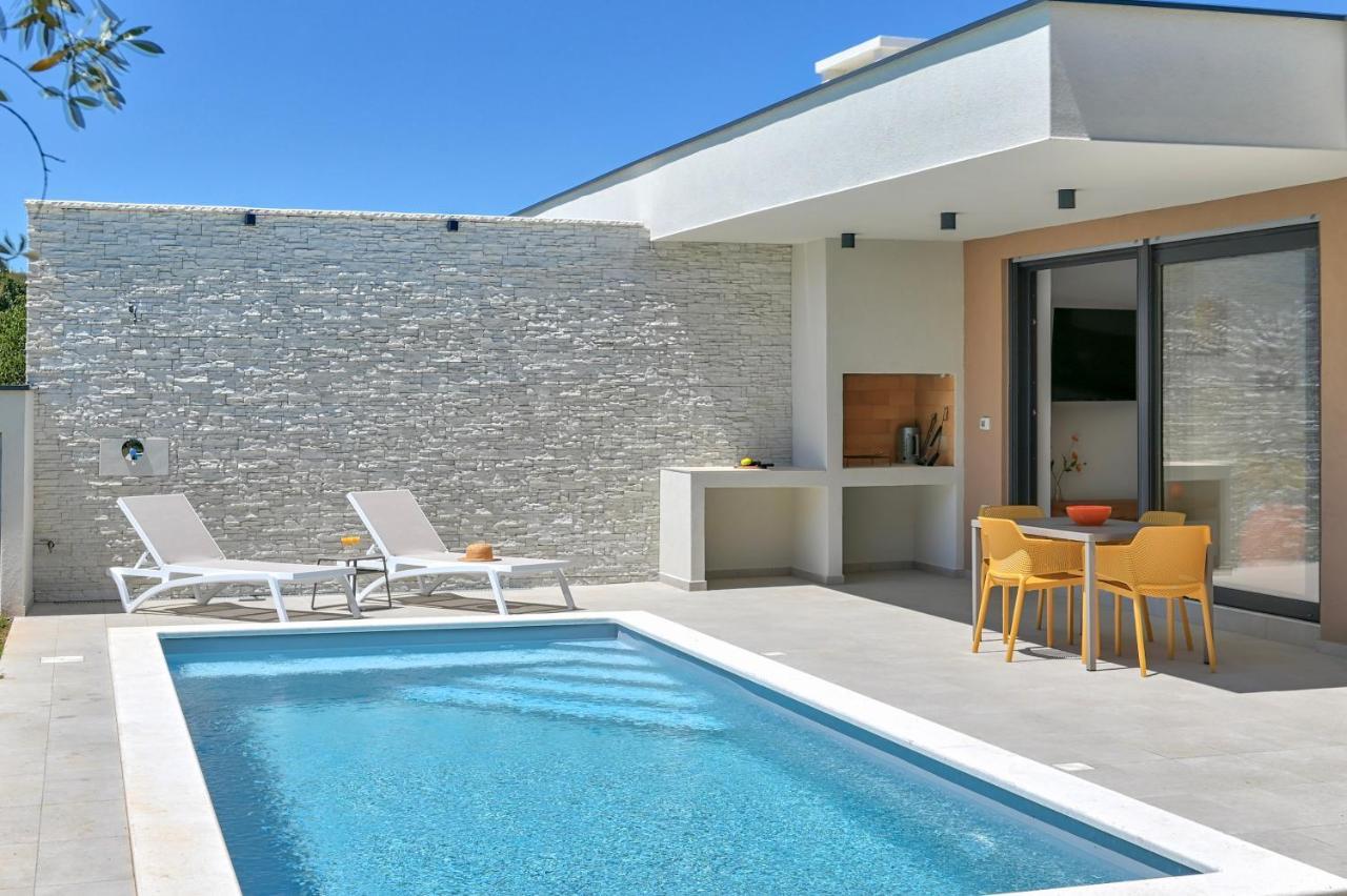 Villa Solis-Modern Villa For A Romantic Retreat, Heated Pool Ližnjan Kültér fotó